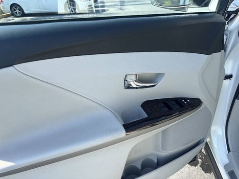 Used 2011 Toyota Venza FWD image 13