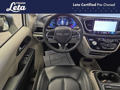 Used 2023 Chrysler Pacifica Touring-L FWD image 14
