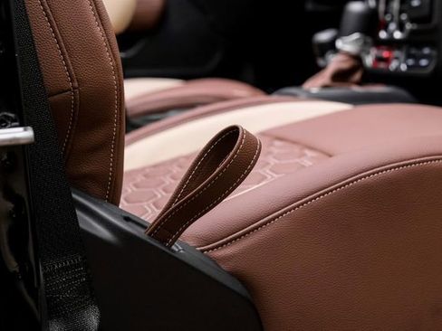 Used 2025 Jeep Wrangler Unlimited Rubicon w/ Technology Group image 72