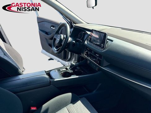 Used 2023 Nissan Rogue SV image 36