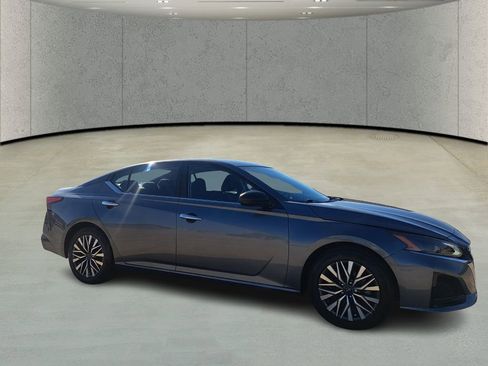 Used 2024 Nissan Altima 2.5 SV image 3