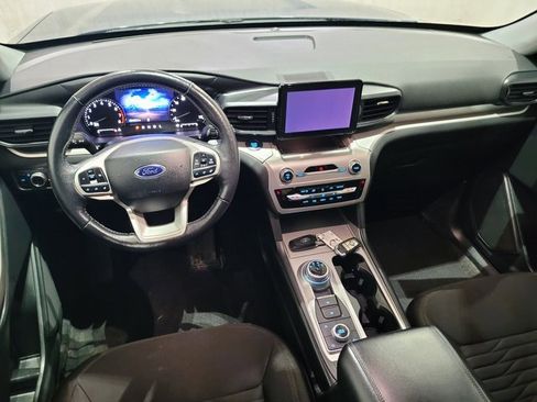 Used 2021 Ford Explorer XLT image 4