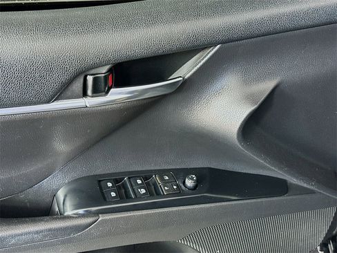 Used 2020 Toyota Camry SE w/ Carpet Mat Package image 17