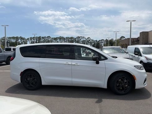 Used 2024 Chrysler Pacifica Limited FWD image 2