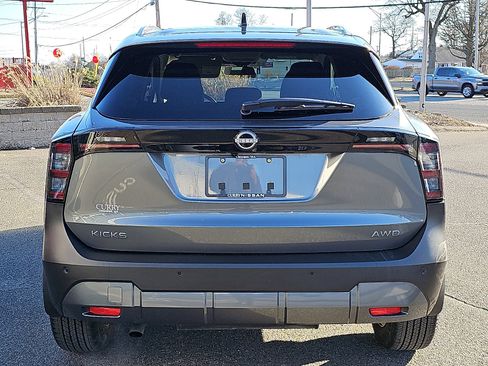 Used 2026 Nissan Kicks SV w/ Charging Package image 5