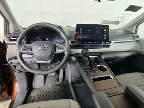 Used 2021 Toyota Sienna LE image 6