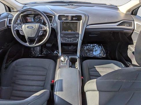 Used 2018 Ford Fusion SE w/ Fusion SE Technology Package image 16