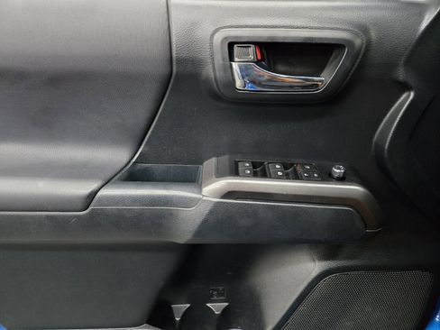 Used 2018 Toyota Tacoma TRD Sport image 15