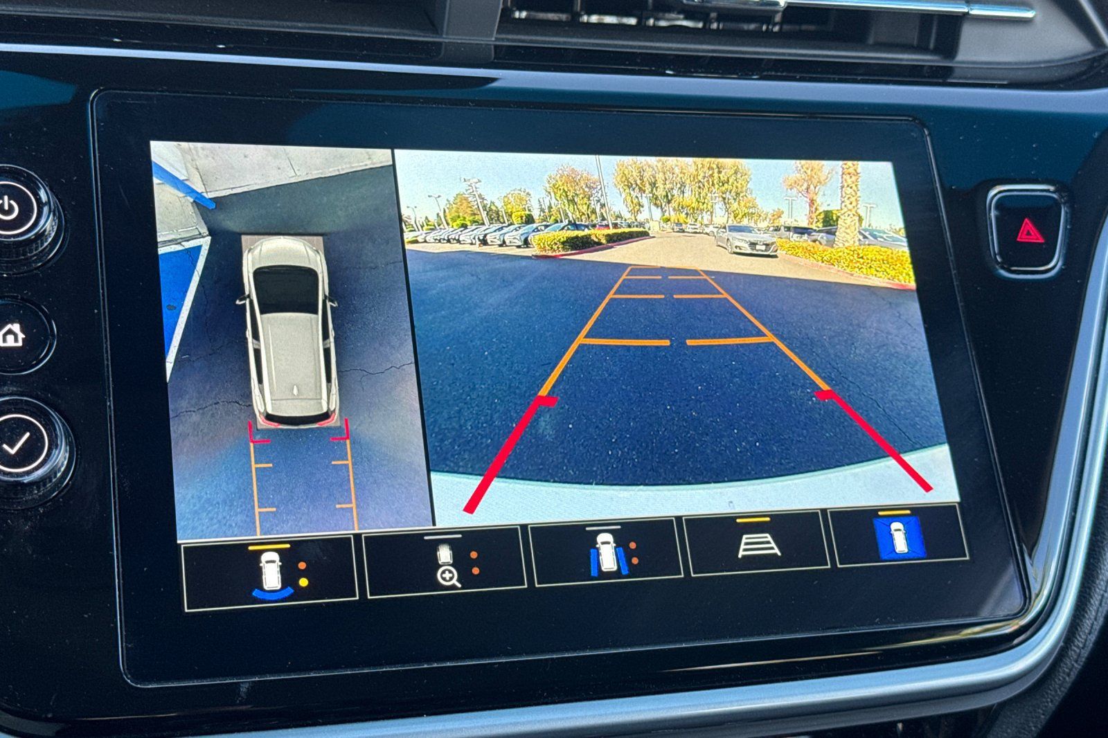 Used 2023 Chevrolet Bolt LT w/ Infotainment Package FWD image 26
