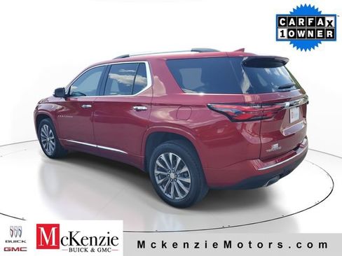 Used 2023 Chevrolet Traverse Premier FWD image 3