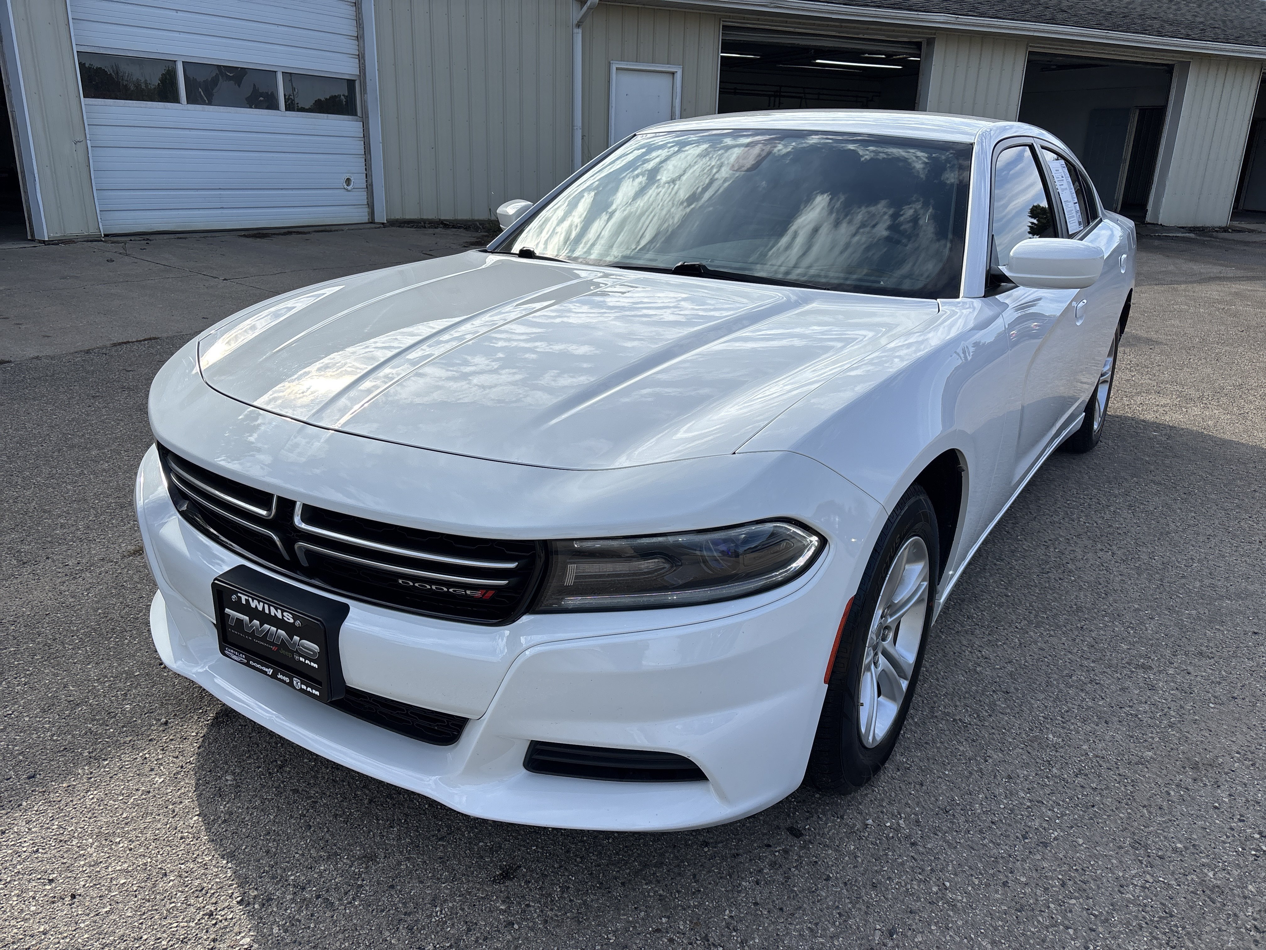 Used 2016 Dodge Charger SE RWD image 9
