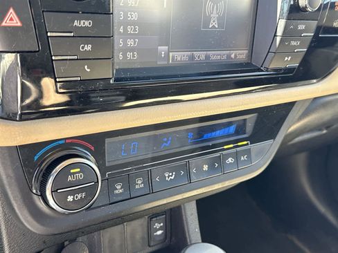 Used 2014 Toyota Corolla LE image 31