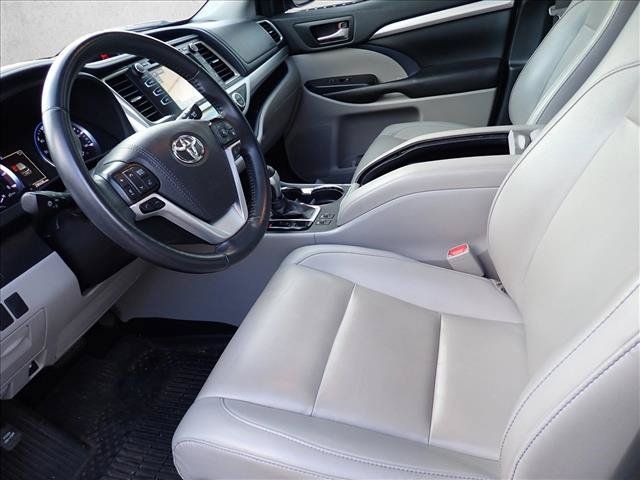 Used 2019 Toyota Highlander XLE AWD/4WD image 10