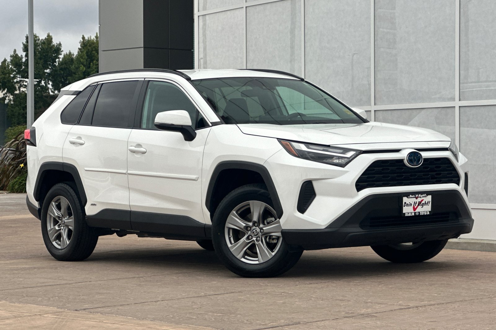 Used 2024 Toyota RAV4 LE AWD/4WD image 2