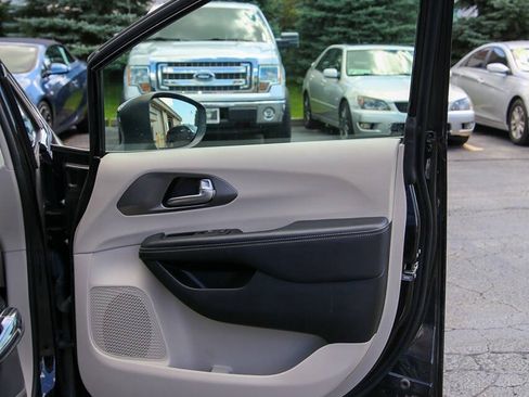 Used 2023 Chrysler Pacifica Touring-L FWD image 15