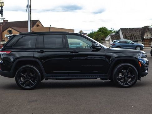 Used 2024 Jeep Grand Cherokee Limited w/ Luxury Tech Group II AWD/4WD image 9