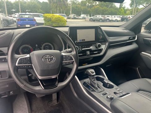 Used 2025 Toyota Highlander XSE AWD/4WD image 4