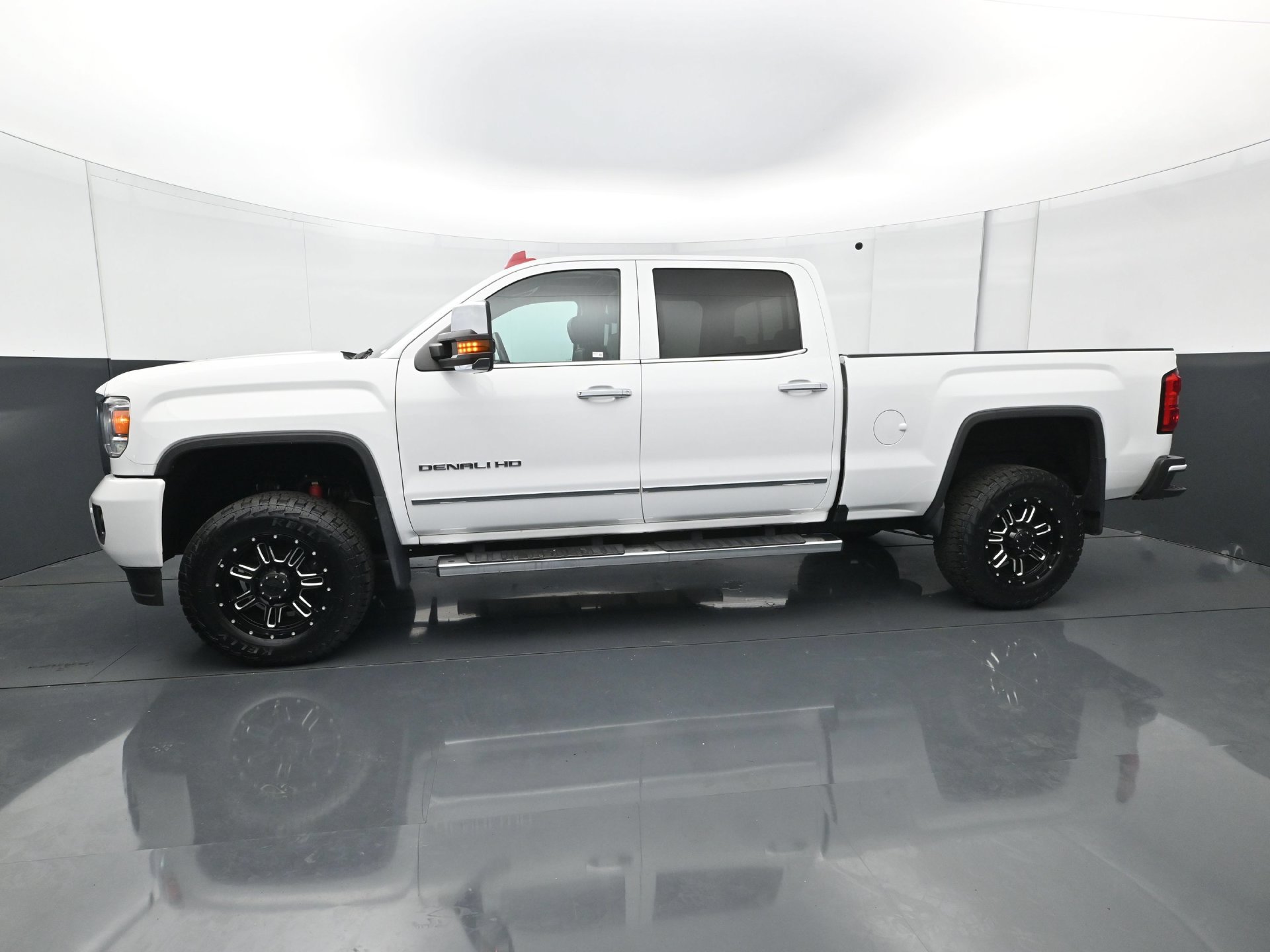 Used 2016 GMC Sierra 2500 Denali w/ Driver Alert Package AWD/4WD image 3