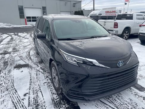 Certified 2021 Toyota Sienna LE image 3