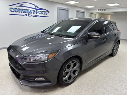 Used 2017 Ford Focus ST image 2