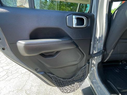 Used 2018 Jeep Wrangler Unlimited Sahara AWD/4WD image 19