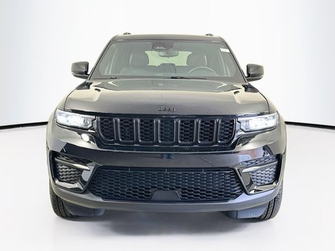 Used 2023 Jeep Grand Cherokee Altitude RWD image 2