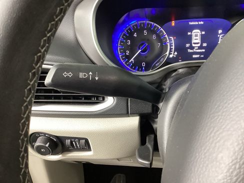 Used 2023 Chrysler Pacifica Touring-L image 25