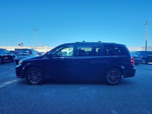 Used 2017 Dodge Grand Caravan SXT w/ Driver Convenience Group FWD image 2