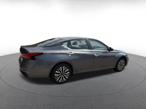 Used 2025 Nissan Altima 2.5 SV FWD image 11