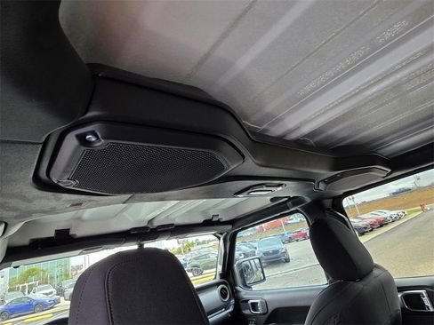 Used 2023 Jeep Gladiator Willys image 12