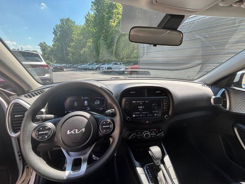 Used 2025 Kia Soul LX w/ LX Technology Package FWD image 28