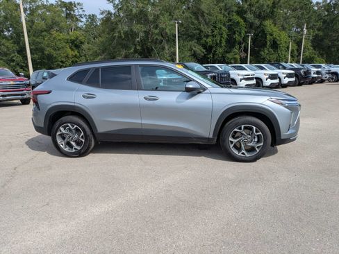 Used 2025 Chevrolet Trax LT w/ Driver Confidence Package FWD image 3