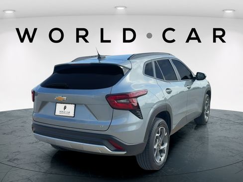 Used 2025 Chevrolet Trax LT w/ LT Convenience Package FWD image 5