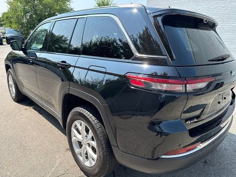 Used 2023 Jeep Grand Cherokee Limited w/ Luxury Tech Group II AWD/4WD image 3