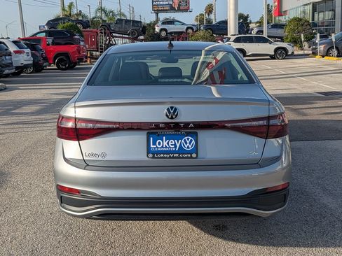 Used 2025 Volkswagen Jetta SE w/ Sunroof Package FWD image 5