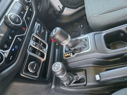 Used 2024 Jeep Wrangler Unlimited Sahara AWD/4WD image 15