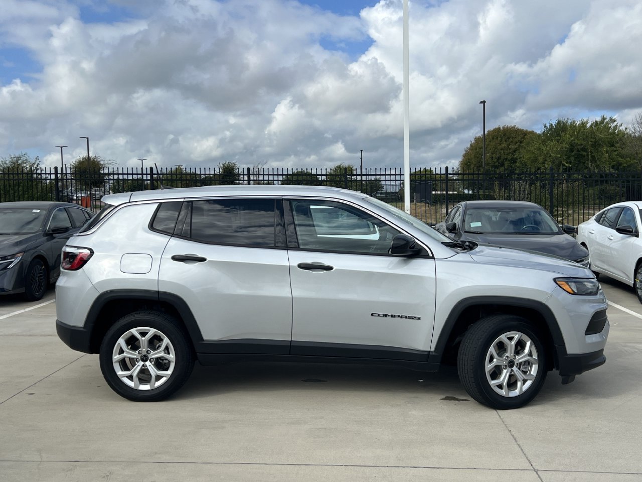 Used 2025 Jeep Compass Sport AWD/4WD image 3