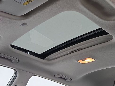 Used 2025 Hyundai Venue SEL image 24