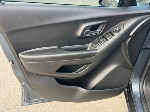 Used 2022 Chevrolet Trax LT w/ LT Convenience Package image 17