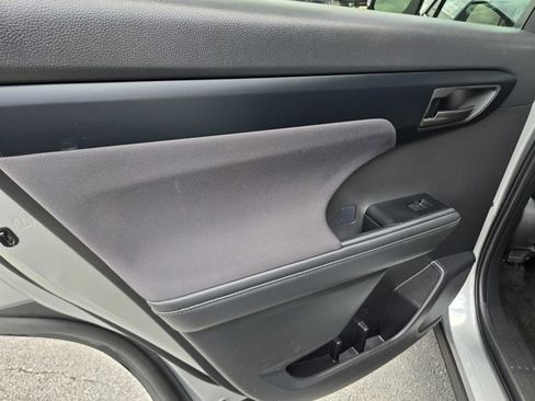 Used 2025 Toyota Highlander LE FWD image 39