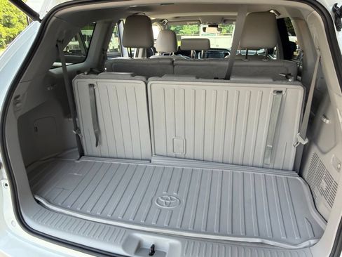 Used 2019 Toyota Highlander XLE AWD/4WD image 13