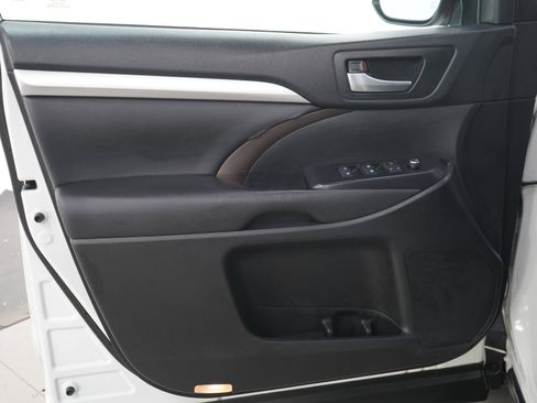 Used 2019 Toyota Highlander XLE AWD/4WD image 22