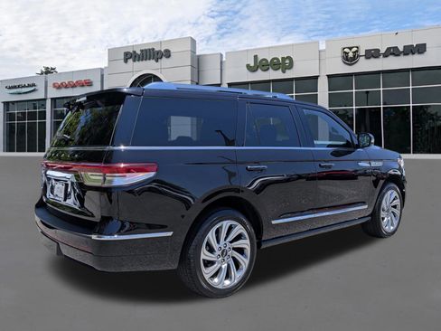 Used 2024 Lincoln Navigator Premiere AWD/4WD image 3