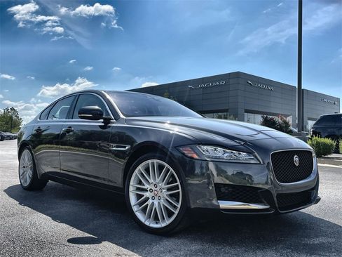 Used 2020 Jaguar XF Prestige image 2