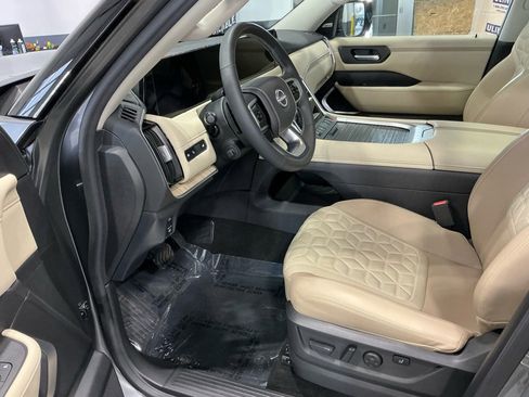 Used 2025 Nissan Armada Platinum Reserve image 3
