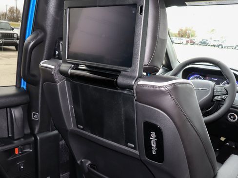 New 2026 Chrysler Pacifica Limited w/ Uconnect Theater Family Group image 30