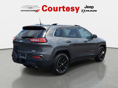 Used 2018 Jeep Cherokee Latitude Plus w/ Cold Weather Group AWD/4WD image 3