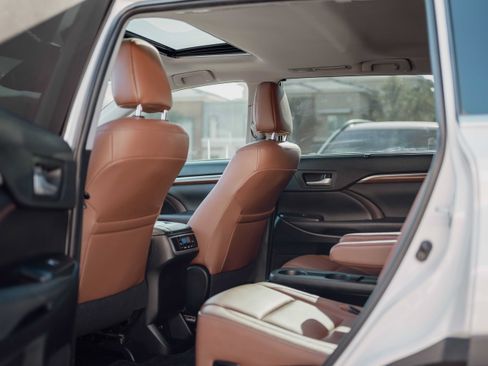 Used 2019 Toyota Highlander Limited w/ Carpet Mat Package (TMS) FWD image 12