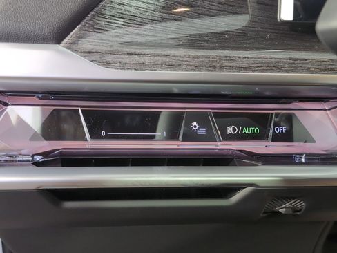 Used 2025 BMW 740i w/ Premium Package image 27