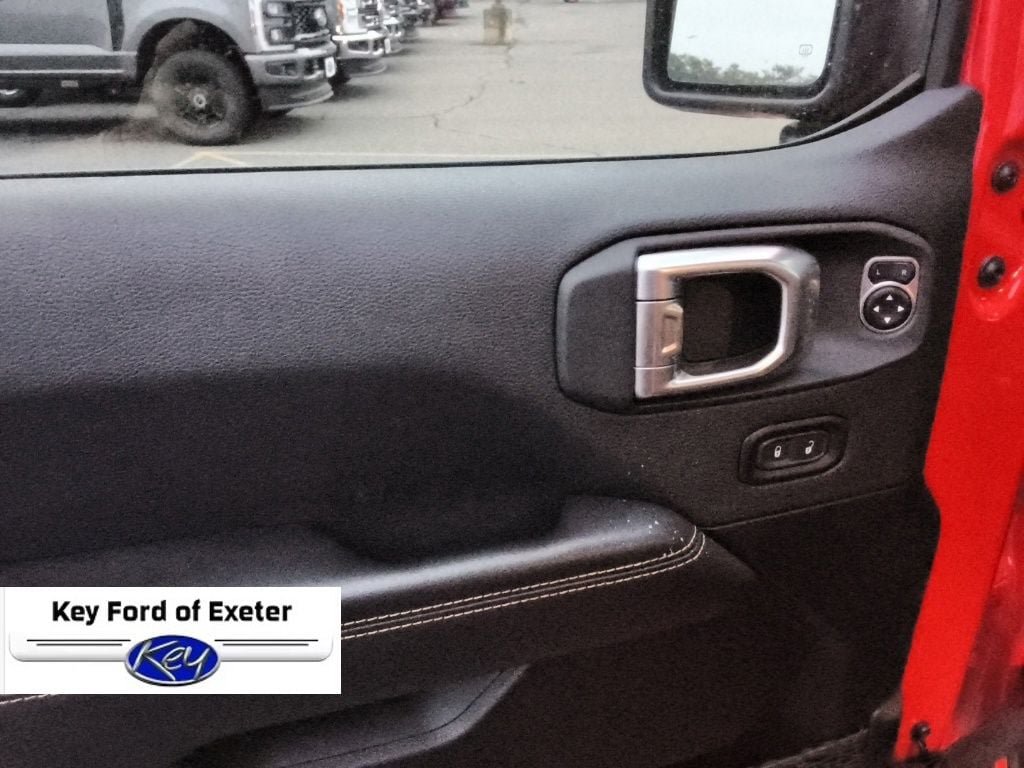 Used 2025 Jeep Wrangler Unlimited Sahara AWD/4WD image 25